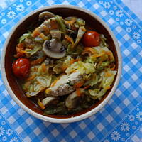 Schab z młodą kapustą i pomidorkami