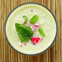 Chłodnik z ogórka i awokado na jogurcie