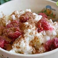 Jaglanka z serkiem wiejskim, malinami i cynamonem