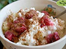 Fot. Monica W&O, Jaglanka z serkiem wiejskim, malinami i cynamonem