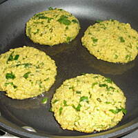 Kotleciki z kaszy jaglanej z zieleniną
