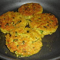 Kotleciki z kaszy jaglanej z zieleniną