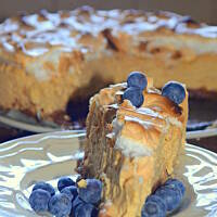 Sernik kajmakowy z bezą