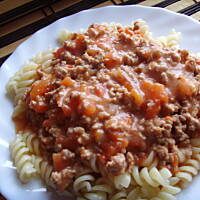 Makaron z gęstym sosem mięsno-pomidorowym