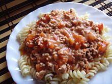 Fot. neliada, Makaron z gęstym sosem mięsno-pomidorowym