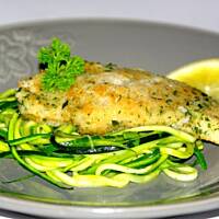 Panierowany rekin z pietruchą na cukiniowym spaghetti