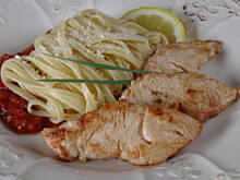 Fot. Wkn, Polędwica z indyka w sosie pomidorowym