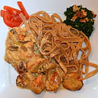 Aromatyczne razowe Tagliatelle z kurczakiem i pieczarkami