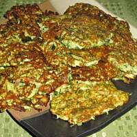 Placuszki z cukinii z fetą i zieleniną