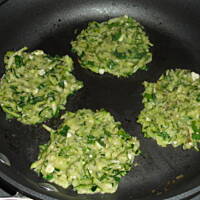 Placuszki z cukinii z fetą i zieleniną