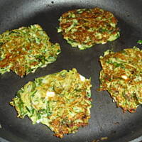 Placuszki z cukinii z fetą i zieleniną