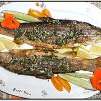 Aromatyczny pstrąg ze świeżym czosnkiem i pietruszką