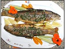 Fot. Betti Blue, Aromatyczny pstrąg ze świeżym czosnkiem i pietruszką