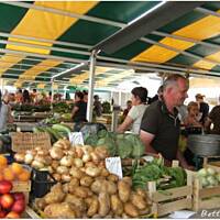 Aromatyczny pstrąg ze świeżym czosnkiem i pietruszką