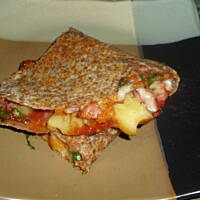 Quesadillas z szynką i ananasem z sosem barbecue