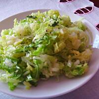 Młoda kapusta pekińska z porem i jabłkiem. Szybka surówka