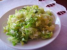 Fot. neliada, Młoda kapusta pekińska z porem i jabłkiem. Szybka surówka