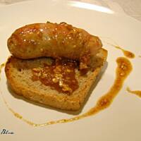 Biała kiełbasa w miodzie podana na grzance