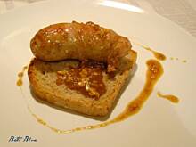 Fot. Betti Blue, Biała kiełbasa w miodzie podana na grzance