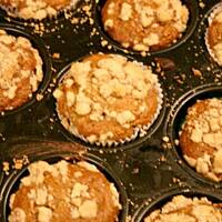 Aromatyczne muffiny z bananami, jabłkami i orzechową kruszonką