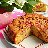 Ciasto ucierane z rabarbarem i truskawkami