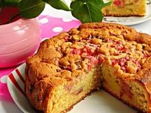 Fot. Mloda, Ciasto ucierane z rabarbarem i truskawkami