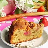 Ciasto ucierane z rabarbarem i truskawkami