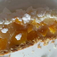 Torcik z brzoskwiniami i bezami bez pieczenia