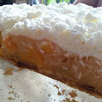 Torcik z brzoskwiniami i bezami bez pieczenia