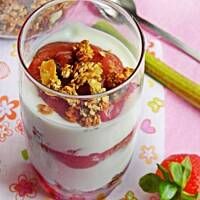 Deser z granolą i musem rabarbarowo - truskawkowym