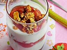 Fot. Mloda, Deser z granolą i musem rabarbarowo - truskawkowym