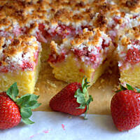 Placek kokosowy z truskawkami