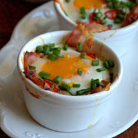 Jajka w kokilkach z boczkiem i szpinakiem