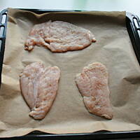 Pierś z kurczaka pod pierzynką z serka wiejskiego