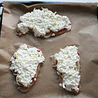 Pierś z kurczaka pod pierzynką z serka wiejskiego