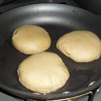 English muffins: bułeczki śniadaniowe