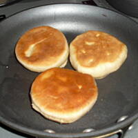 English muffins: bułeczki śniadaniowe