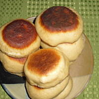 English muffins: bułeczki śniadaniowe