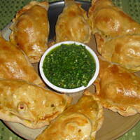 Empanadas z mieloną wołowiną, jajkiem i oliwkami