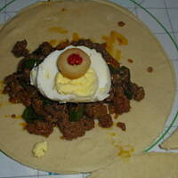 Empanadas z mieloną wołowiną, jajkiem i oliwkami