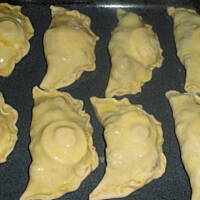 Empanadas z mieloną wołowiną, jajkiem i oliwkami