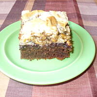 Ciasto czekoladowe z powidłami i orzechową bezą