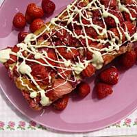 Ciasto jogurtowe z truskawkami i białą czekoladą