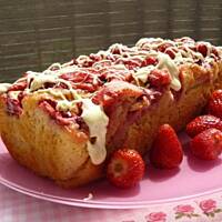 Ciasto jogurtowe z truskawkami i białą czekoladą