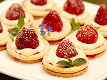 Fot. Wkn, Krążki budyniowe z truskawkami