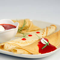 Naleśniki z dżemowym musem truskawkowym