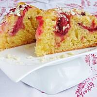 jogurtowe ciasto z truskawkami i białą czekoladą...