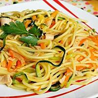 Kolorowe spaghetti z szynką i warzywami