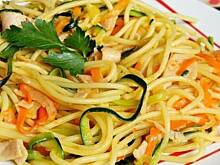 Fot. Mloda, Kolorowe spaghetti z szynką i warzywami