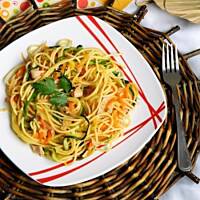 Kolorowe spaghetti z szynką i warzywami